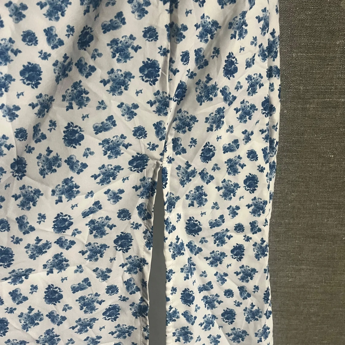 Blommig klänning i blått och vitt - 91