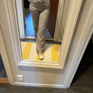 Grå kostymbyxor - Säljer ett par stilrena grå kostymbyxor i mycket bra skick, från madlady. De är i storlek 32 (är som en 34/xs) och längd 30, jag är 163cm lång