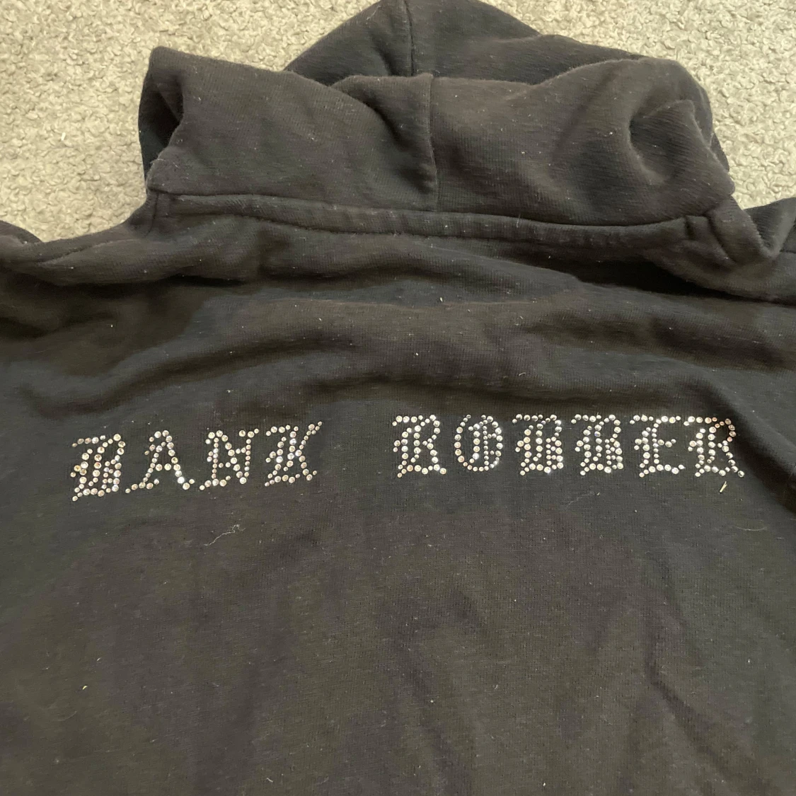 Svart hoodie med strassdetaljer - 90