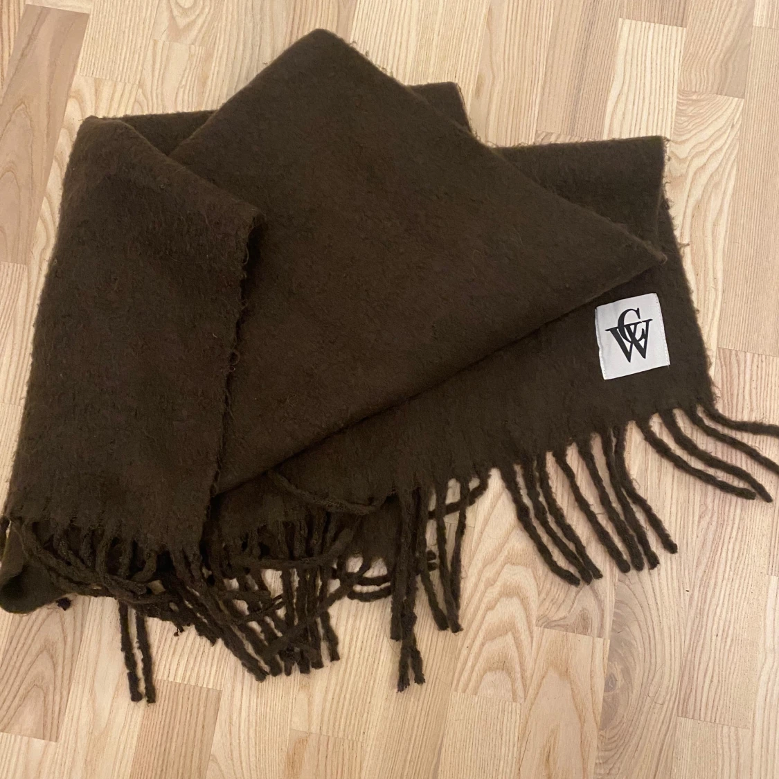 Brun halsduk med fransar