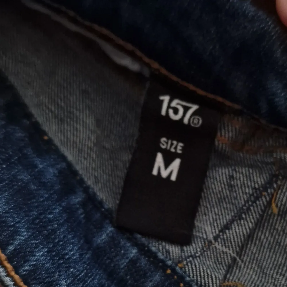 Säljer ett par snygga blå jeans från 157 i storlek M. De har en klassisk femficksdesign och är i mycket bra skick. Perfekta för vardagsbruk med en normal passform och midwaist. Passar till alla tillfällen!. Jeans & Byxor.