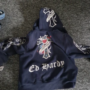 Fet Ed Hardy zip up hoodie - Fet zip up från ed hardy Skick är väldigt bra Nypris. Ca - 1200kr