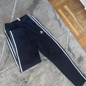 Adidas byxor - Säljer dom då de är för små