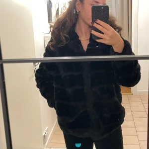 Jacka  - Super gosig jacka i str M då jag ville ha den over size. 