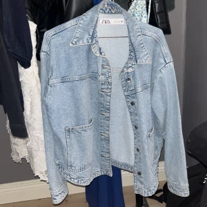 Zara jeansjacka - Köpt jeansjacka i våras och använd 1 gång på studenten men är helt som ny