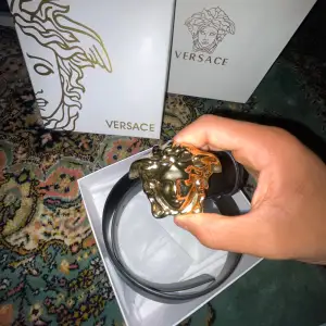 Versace läderbälte i svart, bara använt 4-6 gånger max. Fick det som present för ett år sedan men har insett att det inte riktigt är min stil. Bältet är i grymt skick, nästan som nytt! 🔥