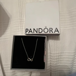 Pandora halsband/ evighetssymbol - Säljer denna fina evighetssymbol halsbandet. Inga defekter🫶🏼