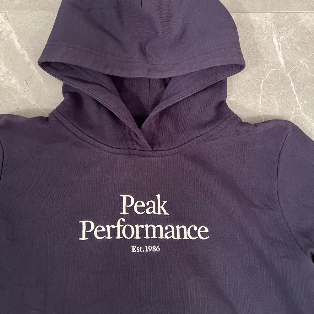 Mörkblå Peak Performance hoodie i storlek 170 (kille). Använd men mycket fint skick! Nypris är 699, mitt pris är 299!!🙌🏻🙌🏻. Hoodies.