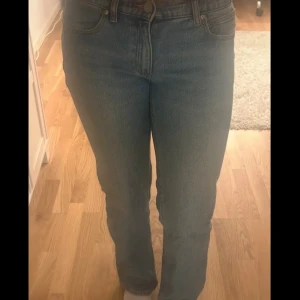 Abrand jeans  - Blå lågmidjade abrand jeans. Nypris 1000kr, säljer då dom inte används. 