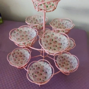 Snygg Muffinsställ  - Muffinsställ i ljusrosa färg  Användes En gång bara  Höjd 24cm Bredd 25cm 