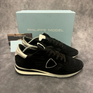 PHILIPPE MODEL TRPZ - - Philippemodel TRPZ i - Skick: 9/10 - Tillbehör: Enbart skorna - Storlek 45 - Innersula mått: 30,5cm - Nypris ca 3700kr // Deluxecloset