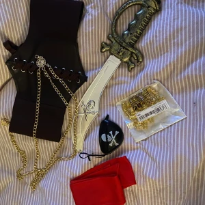 Pirat accessoarer  - Säljer allt för 110kr, hör av er vid köp av ernbart enskilda saker, kan mötas upp med tanke på kort varsel innna halloween