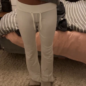 Byxor - Säljer mina sköna byxor från Nelly! De har mjukt lurv på insidan(ser lite på bild 3). Inga defekter. Kontakta för fler bilder🙌🏻 Tar emot prisförslag💖