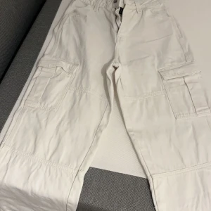 Vita jeans  - Vita jeans som är i väldigt bra skick knappt använt då jag alltid smutsar ner mig men finns inga stående fläckar. Är tajt vid midjan och visar former perfekt.