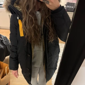 Parajumper Vinter jacka - Jättefint skick på jackan, äkta päls och denna modell säljs ej längre, päls inuti hela jackan. Ser helt ny ut !! Jackan är Xs men passar även S