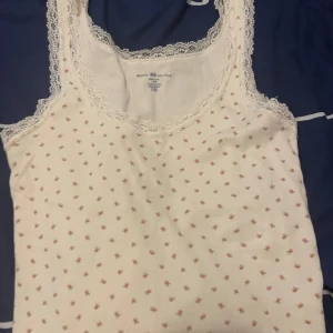 Brandy Melville Linne - Använd mest två gånger, one size fits all med fina rosor på.