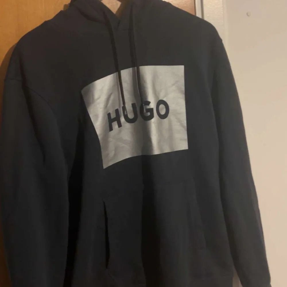 Säljer denna hugo hoodie då den inte används längre och den är knappt använd, är i fint skick. . Hoodies.