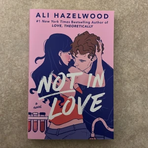 Not in Love - En spännande roman av Ali Hazelwood om förbjuden kärlek och hemliga affärer i vetenskapens värld. Boken handlar om Rie Siebert som jonglerar karriär och känslor i en av de mest lovande startup-företagen inom livsmedelsvetenskap. En berättelse om lojalitet, attraktion och riskfyllda beslut.