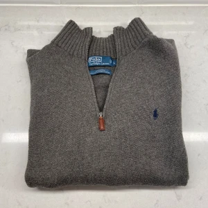 Ralph Lauren Half Zip - Tjena säljer nu denna feta Half Zipen från Ralph Lauren i storlek L! Skick 7/10 (eller bedöm själva genom bilderna). Hör av dig vid frågor eller funderingar! Nypris: 2500kr.