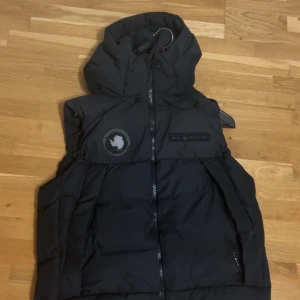 Sail racing väst - Hej, nu säljer jag den här fina västen från Sail racing som inte säljs längre. Finns inga skador på den bara använd i 2-3 år och är i storlek L men passar till M. ny pris på den är cirka 4000 tusen men säljer den för 2200, pris kan diskuteras