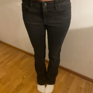lågmidjade only jeans - lågmidjade svarta jeans från only, nästan oanvända säljer då de var fel storlek 