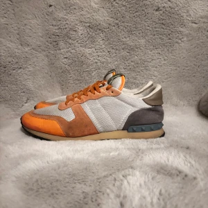 Velentino rockrunner - Valentino rockrunner Storlek 44 Skick skulle säga ungefär 7/10 Nypris 5000+ 