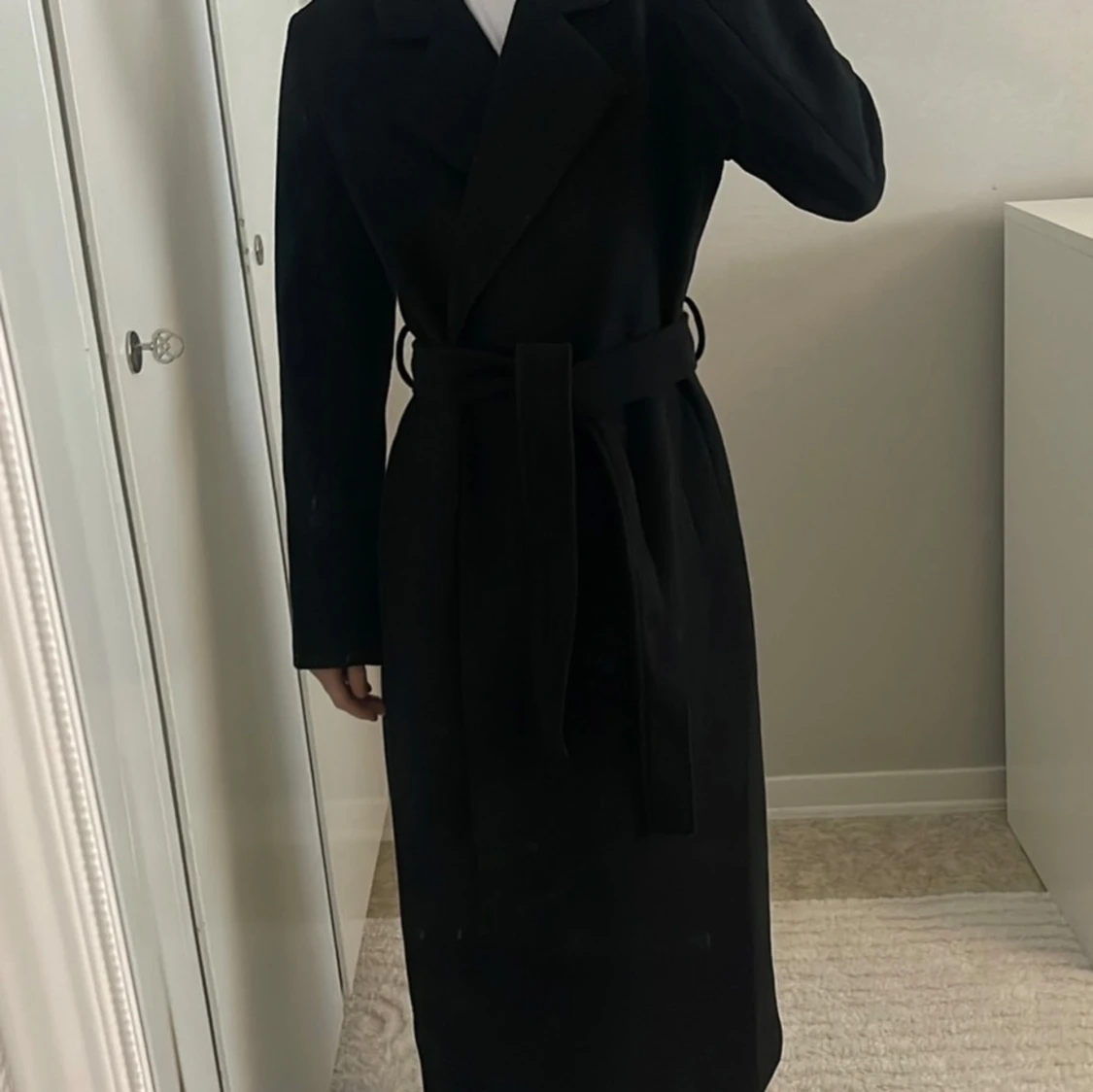 Svart kappa med bälte