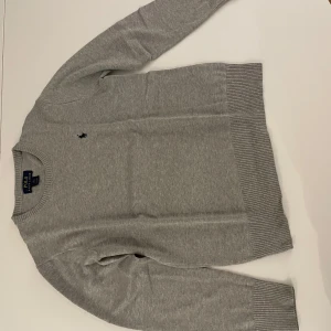 Grå ralph lauren tröja - Grå ralph lauren tröja. L i barnstorlek, motsvarar ca S/XS i vanliga storlekar 