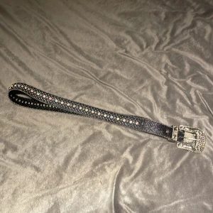 rhinestone bälte - Rhinestone bälte användt ett fåtal gånger, säljer billigt för vill bli av med det. Bara att fråga om ni har frågor🤝