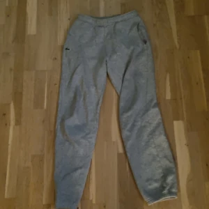 Lacoste mjukisbyxor  - Håll i en av fickorna men annars helt perfekta, W cirka 28 och L 28-30
