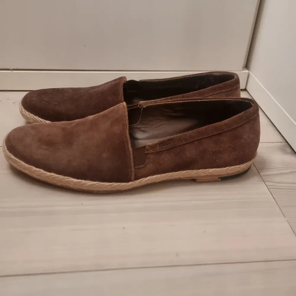 Bruna mocka espadrillos från Bally i bra skick. . Skor.