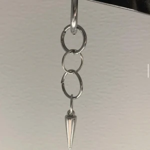 Örhängen  - Så snyggt örhänge med en nit längst ner. Köp för 139kr/st Köp par för 259kr Modell 040