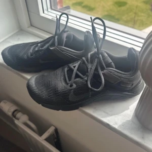 Nike skor  - Svarta nike skor i storlek 38 men små i storlek, så skulle säga att de passar mer om man har storlek 36-37. Väldigt bra skick har använt Max 3 gånger då dem är försmå för mig som har storlek 38.