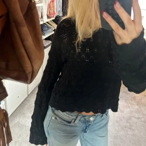 VILA tröja - Svart stickad tröja från vila, storlek S. Har inga defekter. Säljer då den inte används mycket längre🤍