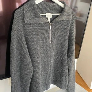 Stickad tröja  - Mörkgrå stickad tröja från H&M. Tecken på användning men fortfarande i bra skick. 