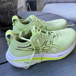 Asics gel-nimbus 26  - Nya löparskor perfekta för långa distanser. Nypris ca 2000 kr. Använda ett fåtal gånger, helt fräscha men med lite ytligt smuts utvändigt, se fotot. 