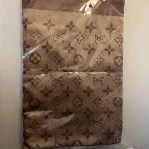 Louis vuitton scarf - Säljer min louis vuitton scarf då jag fick den i present och inte använt den något alls. Skicket är 10/10 bara testad men inget mer.