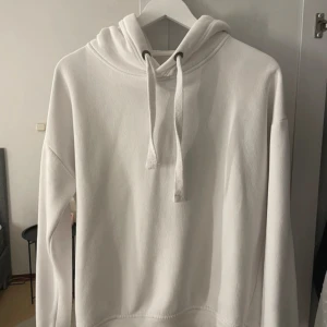 Vit hoodie - Något nopprig på insidan pga tvättad, men annars fin🤍 Men annars fint skick utan defekter och insats använder ett fåtal ggr