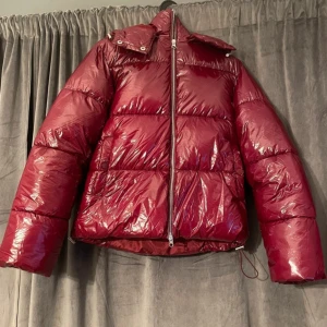 Trendig jacka från Nelly i storlek xs - Trendig jacka från Nelly i storlek xs. Kan även tänka mig att byta mot en likadan i storlek xxs💗