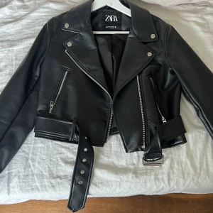 skinnjacka  - säljer nu denna svarta skinnjacka från zara. Den sitter perfekt på och passar till nästan allt! en listigt trevlig jacka nu till höst men även sen till vår❤️