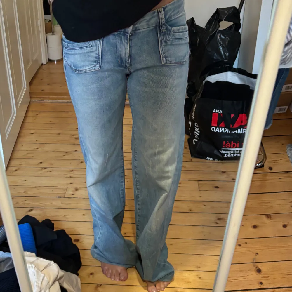 Lågmidjade jeans med snygga fickor fram och bak. Storlek 27/32.. Jeans & Byxor.