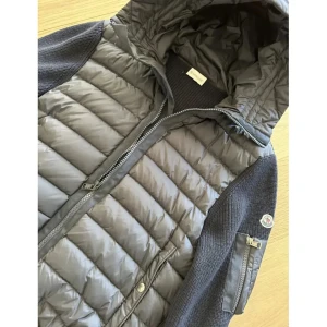 Söker moncler jacka storlek 5 - Söker en likadan svart moncler jacka med storlek M kan betala mellan 0-500/600