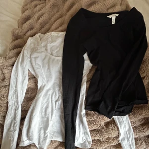 Tröja - Två långärmade tröjor i fint skick!🌟 man kan köpa en för 30kr men vill man köpa båda så kan man köpa dom för 60kr😚💕