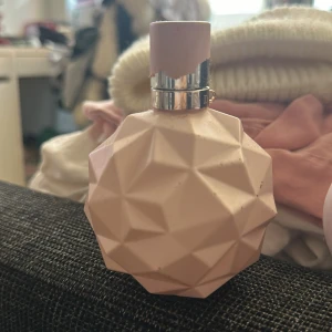 Ariana grande - 100kr för halva flaska kvar ❤️