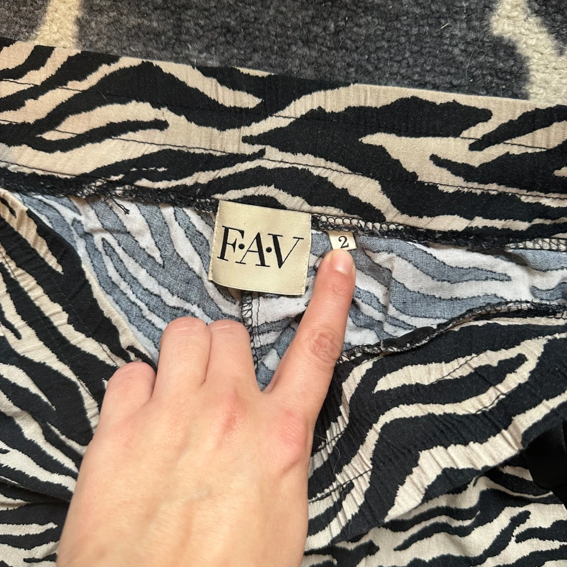 Zebramönstrade byxor från FAV - 90