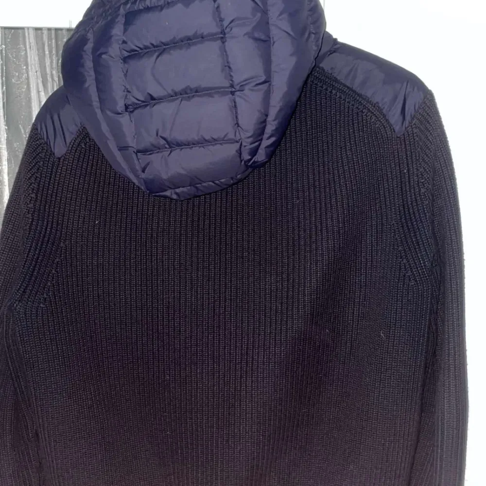 säljer en moncler cardigan hel ny typ . Jackor.