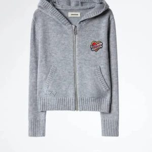 Zadig tröja - Säljer denna populära Zadig tröja som är i storlek 14år vilket motsvarar ungefär xs. Säljer den igen på grund av att jag vill förnya min garderob. Bra skick men lite nopprig. De två första bilderna är lånade💗Orginal pris 1200kr💗