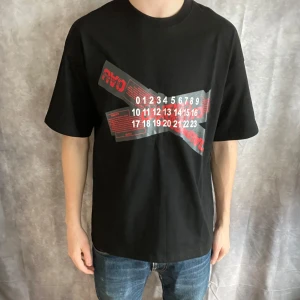 Maison margiela t shirt - Säljer nu återigen en maison margiela t shirt | Skick 10/10 med tag kvar | Tröjan är i storlek M och passformen är lite mer oversized| Vid frågor är det bara att höra av sig 🙌