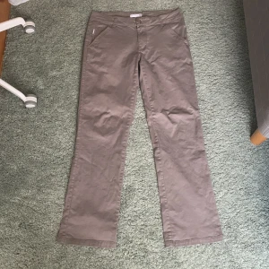 Lågmidjade byxor - Lågmidjade gråa/Khaki byxor. Är stora i storlek så skulle säga 38.