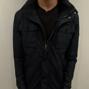 J.Lindesberg jacka  -  Hej säljer nu min sjukt snygga och sällsynta j Lindesberg jacka som är perfekt till hösten och vintern. Stolek M sick 10/10 nypris 4 700kr. Säljer för 2999kr Färg Marinblå. Pris kan diskuteras vid snabb affär 😊